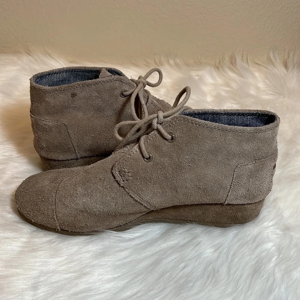 TOMS Tan Wedge Lace Youth Shoe